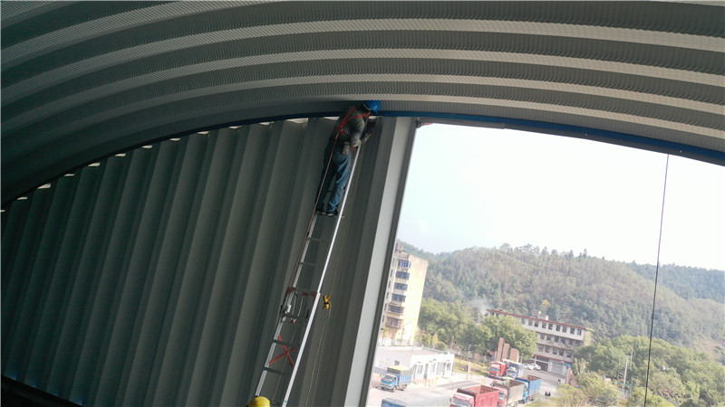 敲擊金屬拱形屋頂是什么聲音？