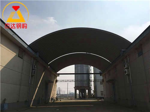 拱形屋面主要的建筑特點：